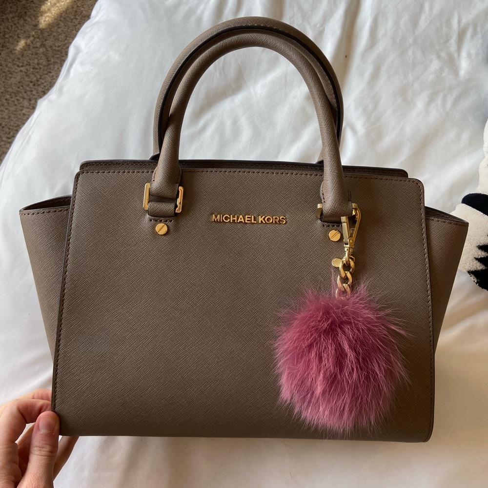 Michael Kors handbag (comes with strap, storage case & puff ball) - Picture 1 of 4